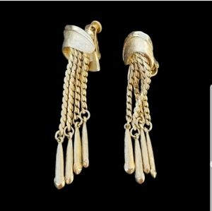 VENDOME RARE VINTAGE GOLDTONED  STATEMENT TASSEL CLIP ON EARRINGS